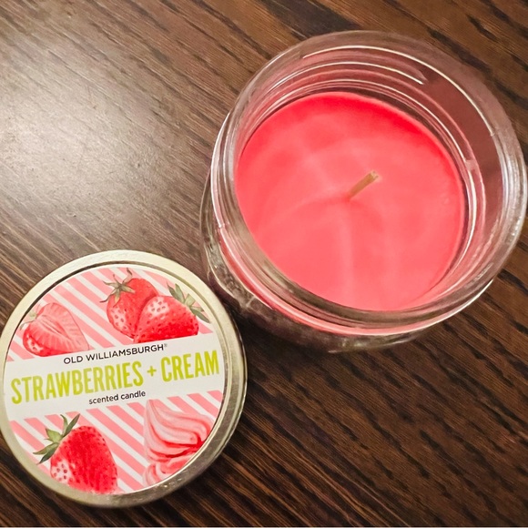 Old Williamsburgh Jar Candle - Strawberries & Creme - Picture 2 of 5